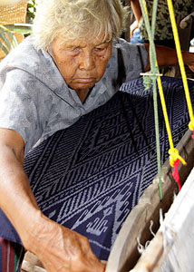 woman weaving mut mee silk